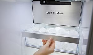 LG Craft Ice-Hånd som åpner en skuff full av is