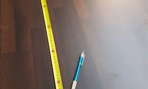 størrelsen på et merke måles med målebånd og en penn