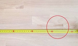 målebånd brukt for å måle størrelsen på et merke på en bordplate