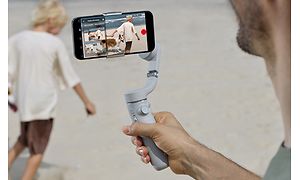Mann som filmer et barn med DJI OM 5