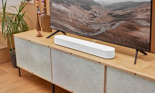 hvit Sonos Beam Gen 2 lydplanke under en tv