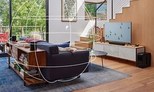 Beam lydplanke og TV i stue med surround-effekt