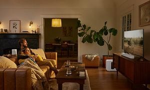 et par ser på TV med en Sonos Beam lydplanke i en stue