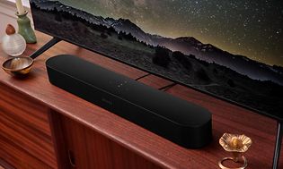 svart Sonos Beam Gen 2 lydplanke under TV