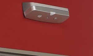 MicroSense - MicroMatic veggmontert med brakett på en rød vegg