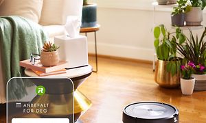 illustrasjon av smarttelefon med norsk tekst på skjermen og en iRobot i en stue