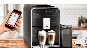 En Melitta Barista T kaffemaskin med en smarttelefon ved siden av