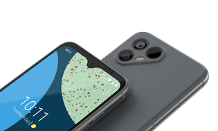 Fairphone 4 - to telefoner, en med forsiden opp og en med baksiden opp