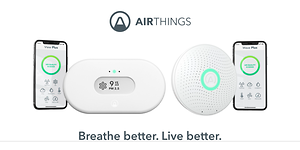 To forskjellige Airthings med hver sin smarttelefon på siden
