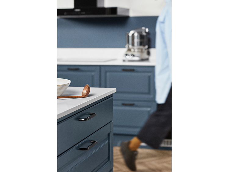 Epoq Heritage Blue Grey kjøkken med kvinne i bakgrunnen