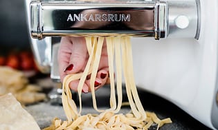 person bruker en kjøkkenmaskin fra Ankarsrum til å lage hjemmelaget pasta