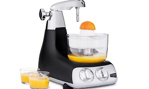 juicer fra Ankersrum brukt til å presse fersk appelsinjuice