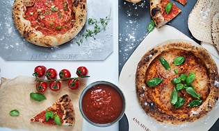 ulike typer pizza og pizafyll på et pizzajern og en pizzastein