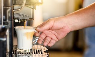 Kaffe skjenkes fra kaffemaskin