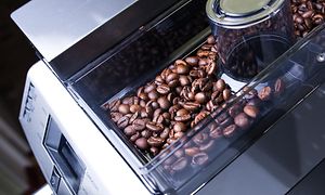 Kaffebønner i kaffemaskin