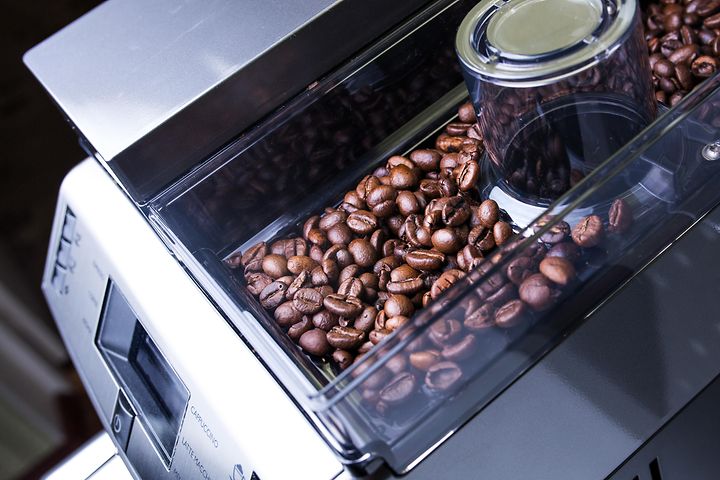Kaffebønner i kaffemaskin