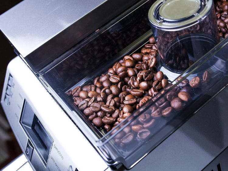 Kaffebønner i kaffemaskin