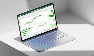 Windows 11 laptop på et hvitt bord