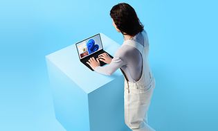 Kvinne som jobber på en Windows 11 laptop