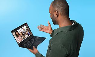 Mann holder en Windows 11 laptop