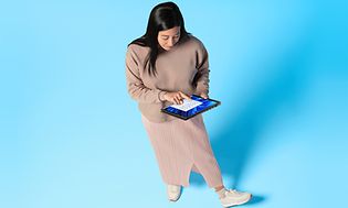 Kvinne som holder en Windows 11 laptop