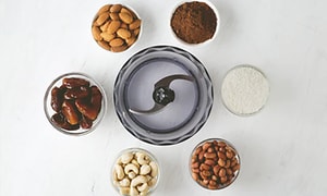 foodprosessor med ulike ingredienser i skåler