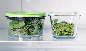 Vakuumpakket salat i oppbevaringsbokser