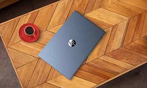 HP Pavilion 15 på et trebord