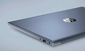 Lukket HP Pavilion 15 på et bord