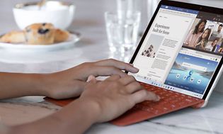 Person skriver på Surface Go