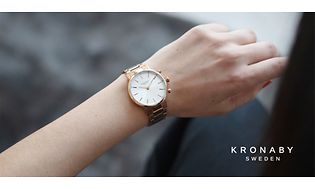 Kronaby-klokke på håndleddet til en kvinne 