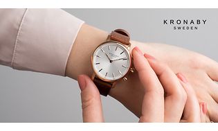 Kronaby-klokke på håndleddet til en kvinne som justerer den