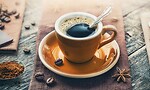  En kopp espresso med kaffebønner rundt
