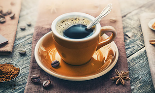 En kopp espresso med kaffebønner rundt
