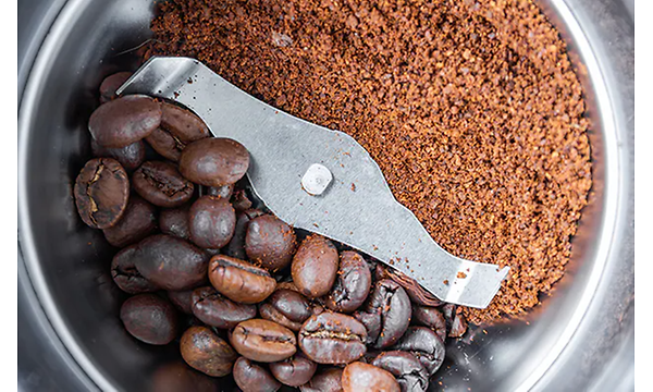 Kaffebønder og malt kaffe i kaffekvern