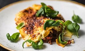 Nærbilde av lasagne på fat