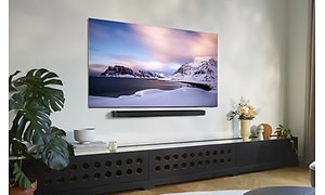 En Samsung NEO QLED 8K TV henger på en vegg