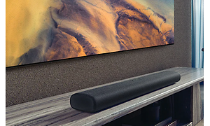 En lydplanke fra Samsung foran en Samsung-TV