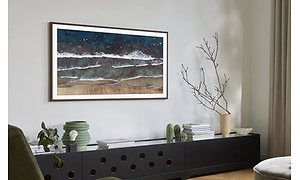 En Samsung The Frame TV henger på en vegg