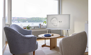 En Samsung The Serif TV står på et gulv