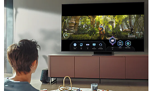 en ung gutt gamer på en Samsung TV