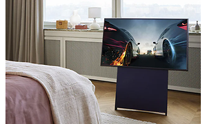 En Samsung The Sero står på et gulv