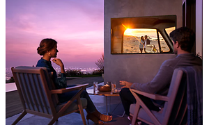 En Samsung The Terrace TV henger utendørs på en veranda