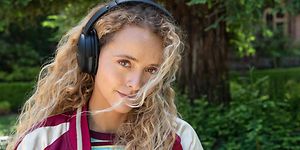 Kvinne med Bose QC45 hodetelefoner