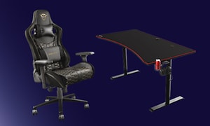 gaming-stol ved siden av gaming-skrivebord
