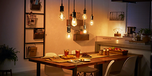 philips hue-lys henger over et spisebord