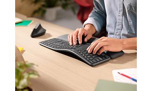 hender skriver på et ergonomisk tastatur
