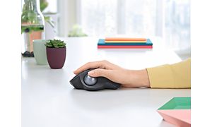 hånd på en ergonomisk mus