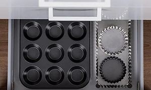 Åpen Epoq base sokkelskuff med bakeformer sett ovenfra