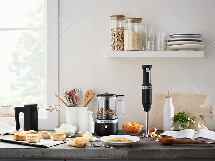 blender og stavmikser fra kitchenaid sammen med mat på en kjøkkenbenk